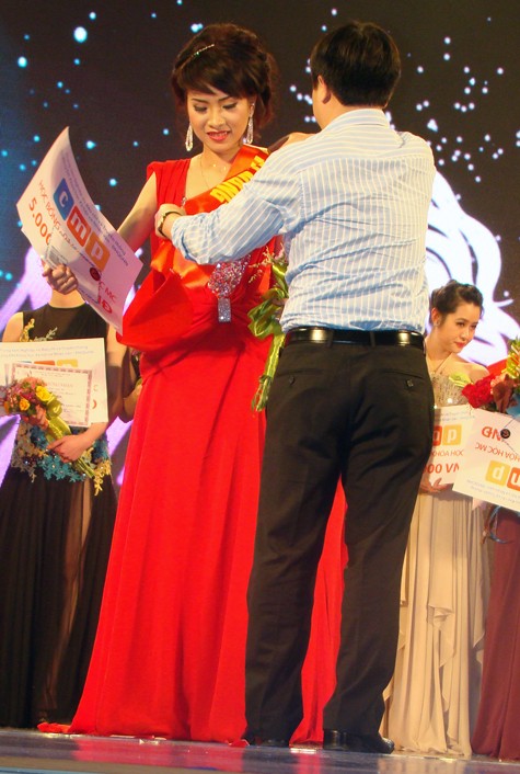 Phạm Thị Kiều Trang đạt danh hiệu Miss Tài Năng nhờ khả năng ca hát và đệm đàn của cô